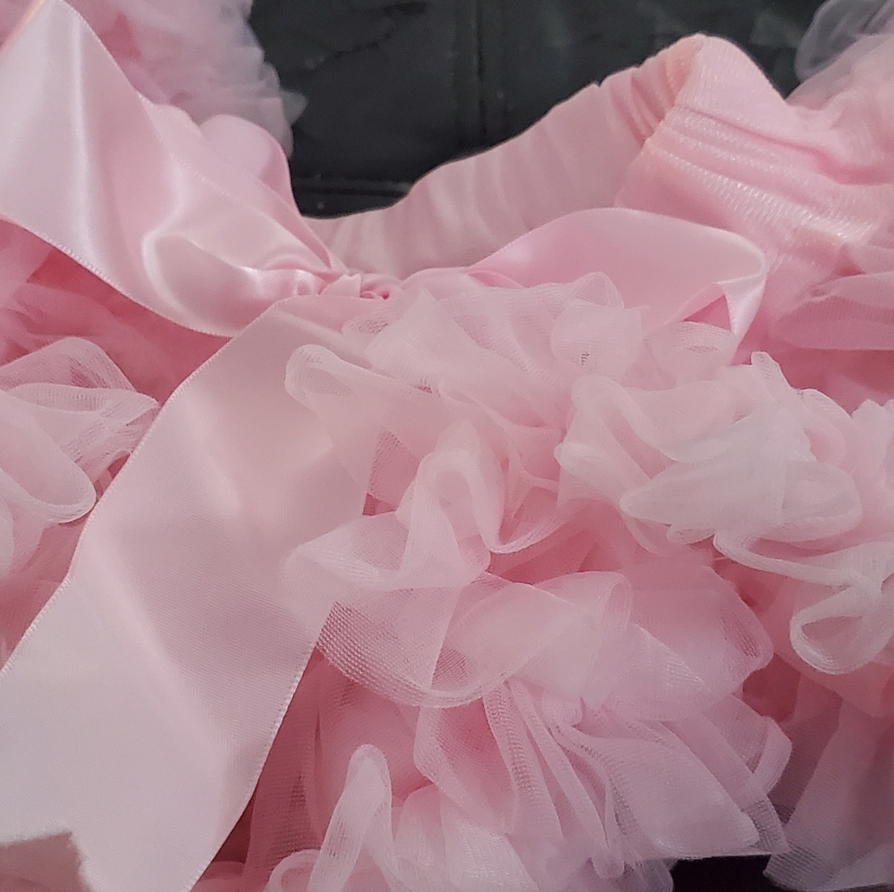 Adorable fluffy tutu.So soft....never worn.Newborn to 3 months.